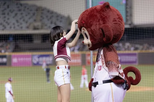 ▲▼籃籃幫猿氣別上蝴蝶結。（圖／樂天桃猿提供）