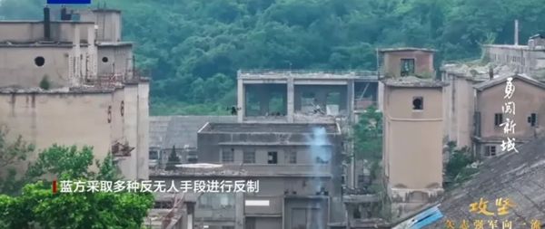 ▲▼解放軍公開最新無人化作戰模式，運用機器狼群和無人機蜂群，搭配步兵進行城鎮戰模擬，被認為專為攻台巷戰而生。（圖／翻攝自央視）