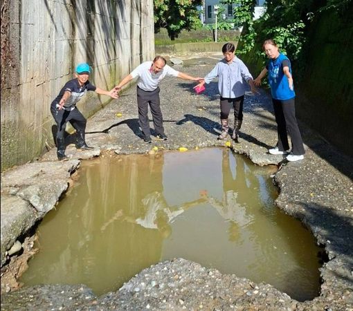 ▲彰化社頭鄉暴雨後出現4個大天坑。（圖／民眾提供）