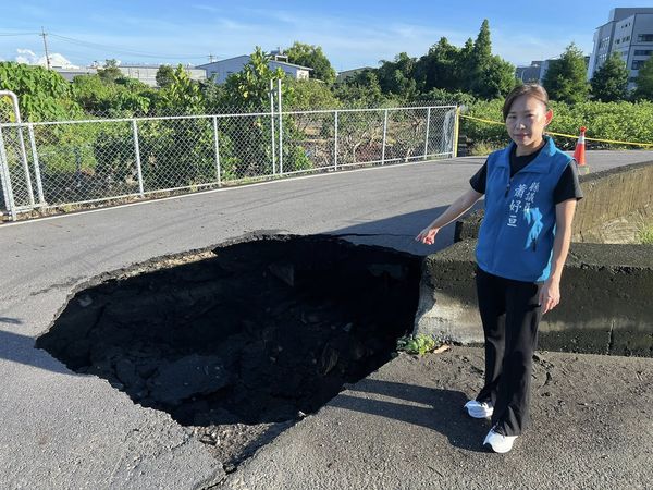 ▲彰化社頭鄉暴雨後出現4個大天坑。（圖／民眾提供）