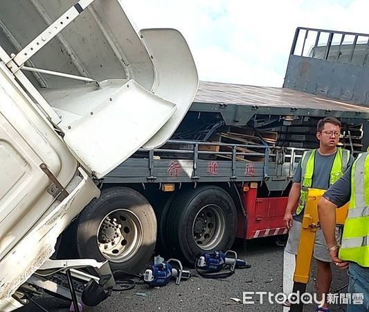 ▲國道3號苗栗苑裡路段發生4輛大貨車碰撞，釀成2人輕傷、交通大打結，傍晚6時仍排除中。（圖／記者楊永盛翻攝）