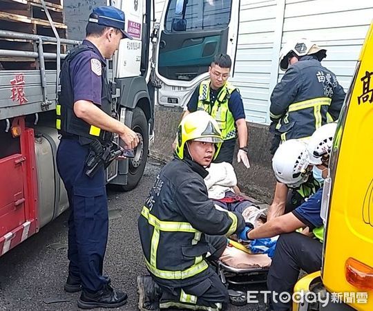 ▲國道3號苗栗苑裡路段發生4輛大貨車碰撞，釀成2人輕傷、交通大打結，傍晚6時仍排除中。（圖／記者楊永盛翻攝）