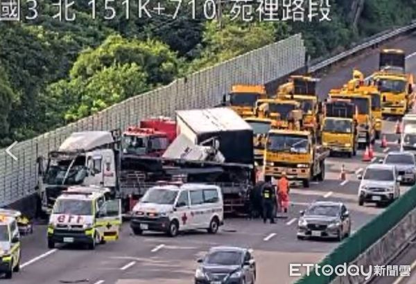 ▲國道3號苗栗苑裡路段發生4輛大貨車碰撞，釀成2人輕傷、交通大打結，傍晚6時仍排除中。（圖／記者楊永盛翻攝）
