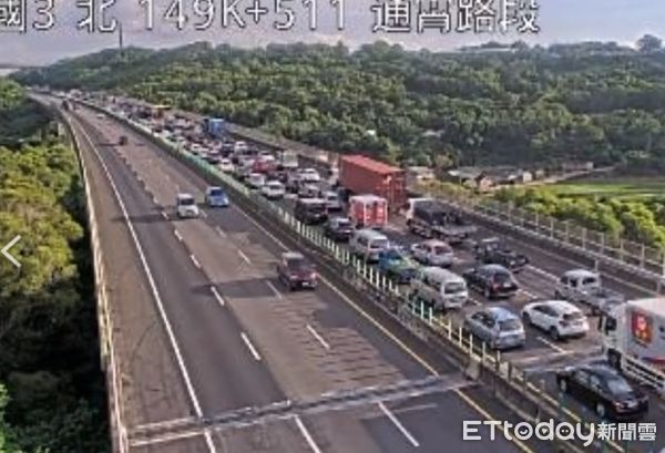 ▲國道3號苗栗苑裡路段發生4輛大貨車碰撞，釀成2人輕傷、交通大打結，傍晚6時仍排除中。（圖／記者楊永盛翻攝）