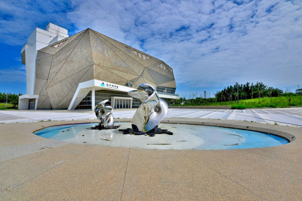 ▲台中海洋館將在8月21日對外試營運，因鄰近知名的台中港，便以「海洋」、「水」及「浪花」等3要素勾勒與其相呼應的公共藝術作品。（圖／台中市觀旅局提供）