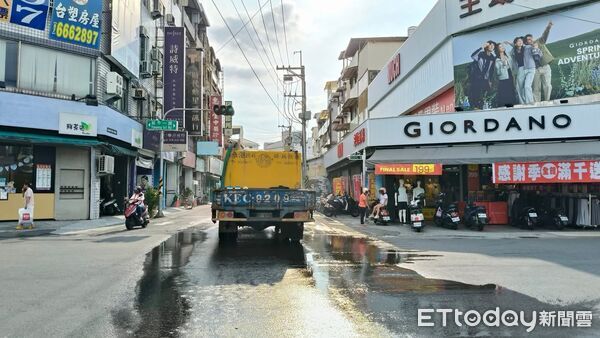 ▲▼豪雨後奇景！上萬燕子停滿旗山老街電線　居民驚：沒看過那麼多隻。（圖／大德里里長曾慶義提供）