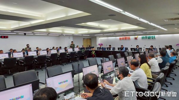 ▲台南市長黃偉哲主持防颱整備會議，要求各單位提高警戒、加強整備。（記者林東良翻攝，下同）