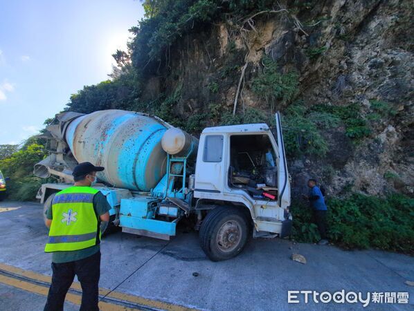 ▲砂石車疑似自撞山壁。（圖／記者楊晨東翻攝）