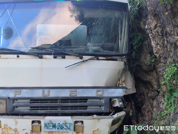 ▲砂石車疑似自撞山壁。（圖／記者楊晨東翻攝）
