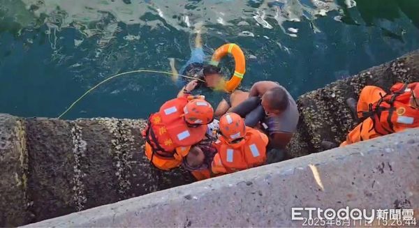 ▲▼澎湖女「漁港加速倒車」衝入海中！小貨車沉沒畫面曝光。（圖／記者陳洋翻攝）