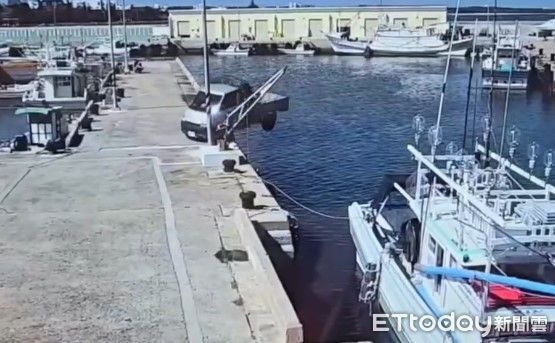 ▲▼澎湖女「漁港加速倒車」衝入海中！小貨車沉沒畫面曝光。（圖／記者陳洋翻攝）