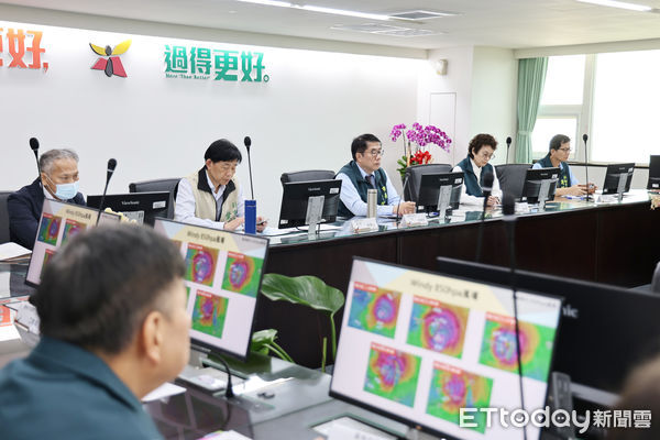 ▲黃偉哲市長主持「楊柳颱風防颱整備會議」，逐項檢視各單位防颱準備情形。（記者林東良翻攝，下同）