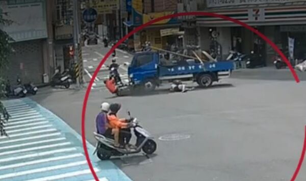 ▲阿嬤騎機車載孫子左轉遭對向貨車猛烈撞擊釀1死1傷。（圖／民眾提供）