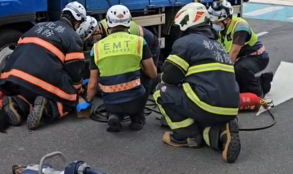 ▲阿嬤騎機車載孫子左轉遭對向貨車猛烈撞擊釀1死1傷。（圖／民眾提供）