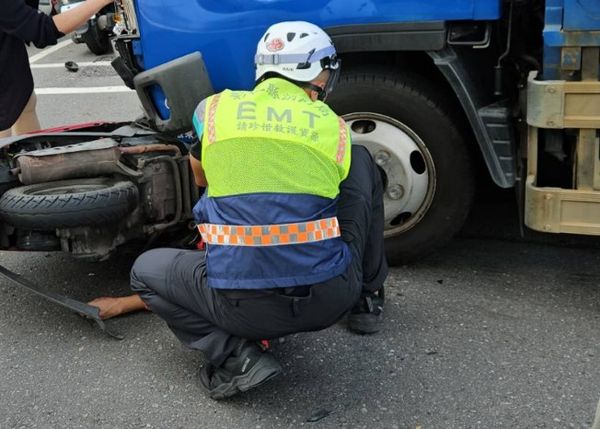 ▲阿嬤騎機車載孫子左轉遭對向貨車猛烈撞擊釀1死1傷。（圖／民眾提供）