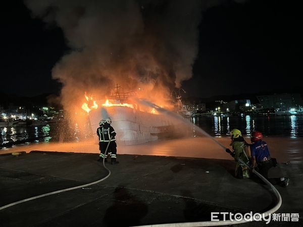 ▲▼快訊／基隆八斗子漁港火燒船！火光濃煙竄天　船上6人緊急跳海。（圖／記者郭世賢翻攝）