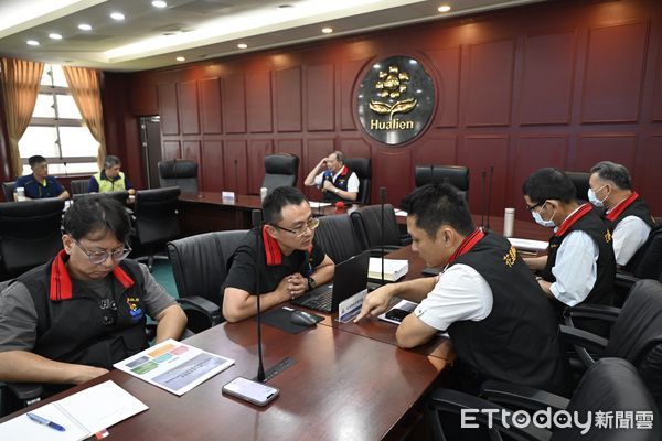 ▲▼花蓮縣政府召開跨鄉鎮緊急應變會議，邀請受影響範圍鄉鎮長及村里長出席。（圖／花蓮縣政府提供，下同）