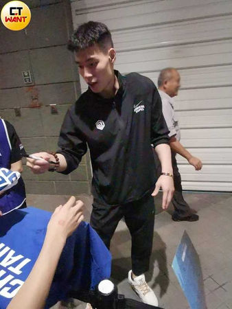 自由出入1／林秉聖接送蔡尚樺　賽後不回家直奔香閨