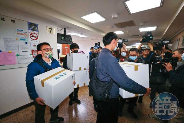 林岱樺指示會計「調節」公費助理薪資，內帳出現「應領」「實領」「須領出」金額，猶如高虹安「小兔帳本」翻版。圖為她辦公室2月遭搜索畫面。