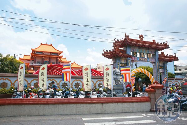 通法寺（圖）內藏一間女性專用套房，不但抽屜內有女性內衣褲，還發現印有林岱樺字樣的物品。