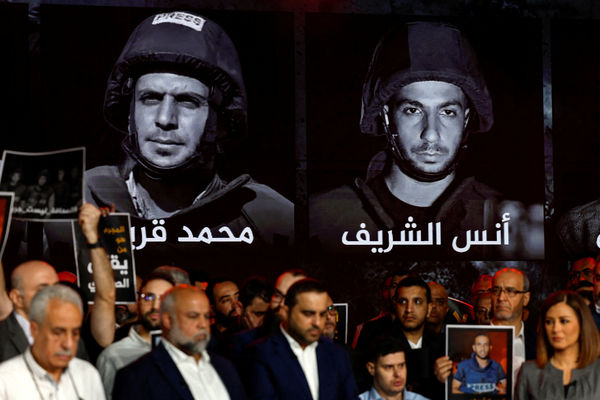 ▲▼半島電視台（Al Jazeera）員工8月11日齊聚位於卡達杜哈（Doha）的演播室，悼念在加薩市（Gaza City）遭以色列空襲喪生的同事。（圖／路透）