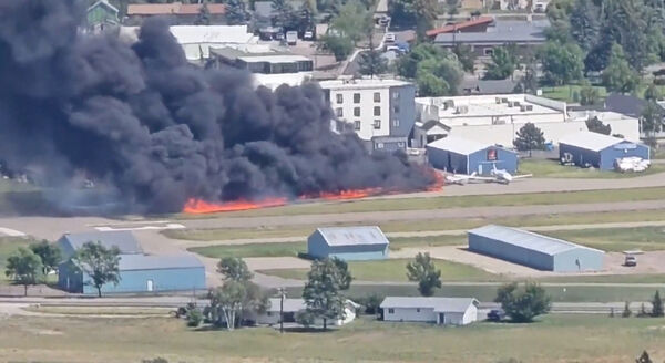 ▲▼美小客機降落失控！撞上停放飛機　現場畫面曝光。（圖／路透）