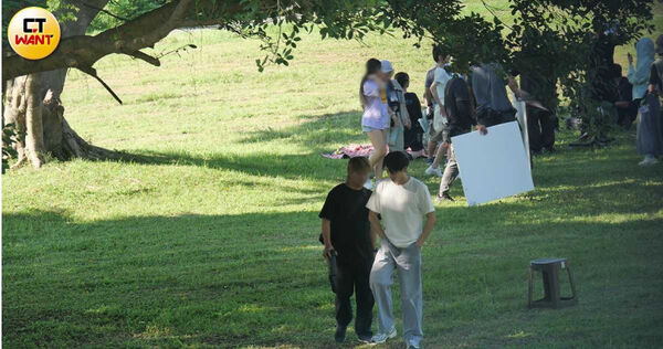 獨家／「男」以靠近：嘎琳拍廣告爆奇景　全程零互動男主角