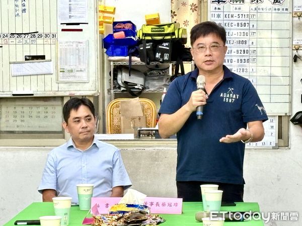 ▲手餐飲公司捐贈新園消防隊救護車。（圖／消防局提供）