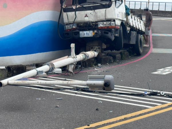 ▲基隆貨車騎上路阻撞倒整支路燈。（圖／基隆市議員施偉政提供）