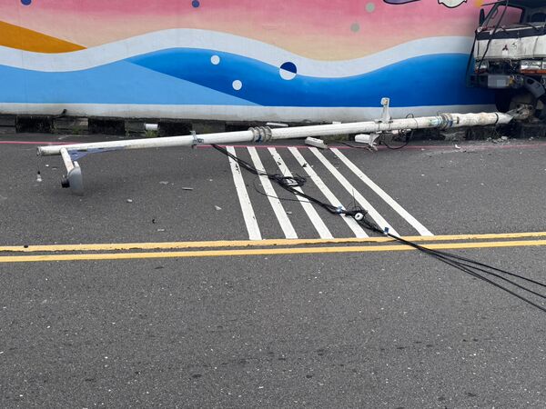 ▲基隆貨車騎上路阻撞倒整支路燈。（圖／基隆市議員施偉政提供）