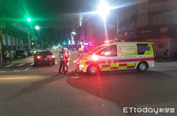 ▲▼高雄新興區今(12日)發生一起救護車林交通事故。（圖／記者吳世龍翻攝)