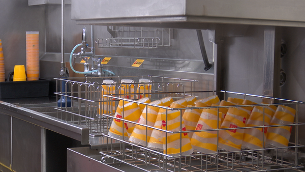 ▲▼麥當勞內用杯,清潔,循環使用,冷熱飲內用杯,清潔機台。（圖／記者姜國輝攝）