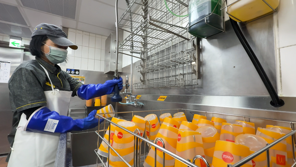 ▲▼麥當勞內用杯,清潔,循環使用,冷熱飲內用杯,清潔機台。（圖／記者姜國輝攝）