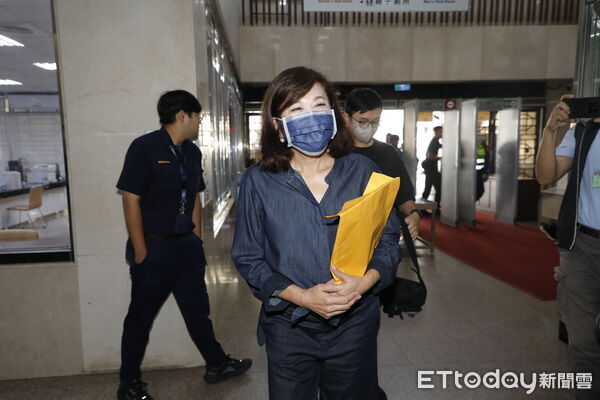 ▲▼台北地院審理京華城案提訊柯文哲傳喚沈慶京出庭，基隆市副市長邱佩琳以證人身分出庭應訊。開庭前柯文哲妻子陳珮琪也到場旁聽。（圖／記者湯興漢攝）
