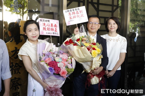 ▲▼民眾黨秘書長周榆修、國民黨立委王鴻薇、羅智強、徐巧芯致送花束給台北地檢署檢察長王俊力，大諷北檢已經成為執政黨打壓政敵的東廠閹黨。（圖／記者湯興漢攝）