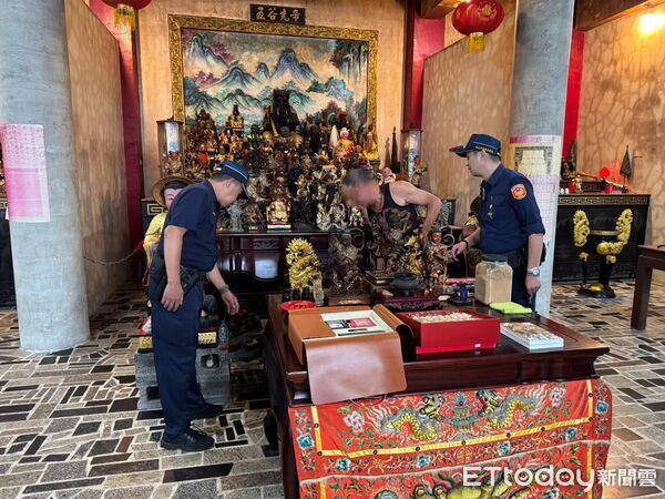 ▲神明也敢惹？新北女偷錢母+潑神像。（圖／記者郭世賢翻攝）