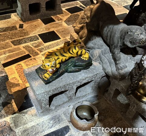 ▲神明也敢惹？新北女偷錢母+潑神像。（圖／記者郭世賢翻攝）