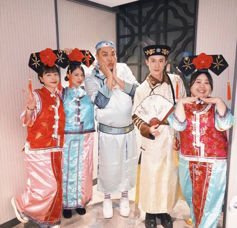 ▲鬼鬼生日辦「還珠格格派對」！　演藝圈好友全扮成格格阿哥狂歡。（圖／翻攝自IG／大文）