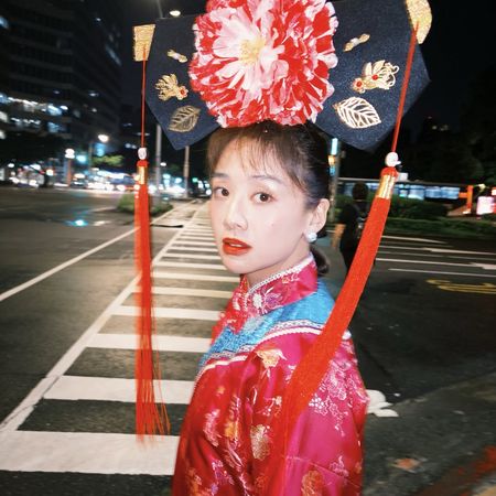 ▲鬼鬼生日辦「還珠格格派對」！　演藝圈好友全扮成格格阿哥狂歡。（圖／翻攝自IG／大文）