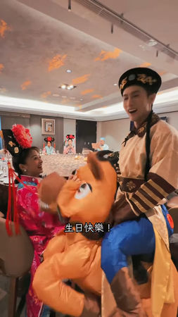 ▲鬼鬼生日辦「還珠格格派對」！　演藝圈好友全扮成格格阿哥狂歡。（圖／翻攝自IG／阿本）