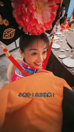 ▲鬼鬼生日辦「還珠格格派對」！　演藝圈好友全扮成格格阿哥狂歡。（圖／翻攝自IG／大文）