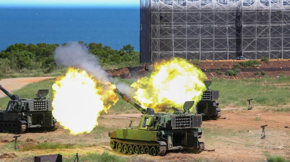 M109A2自走砲首次艙內射擊　第三作戰區重砲操演