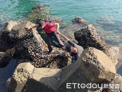 西瀛虹橋上看風景！26歲男不小心掉進海裡　上士目擊急跳海救人