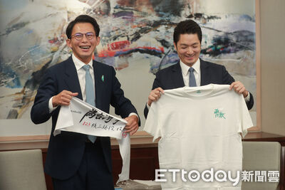 蔣萬安挺核三延役　黃國昌送「勇敢」T恤嗨喊：現場換秀六塊肌