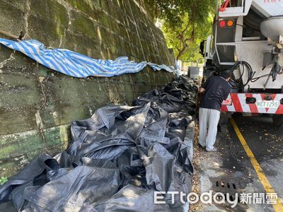 颱風前夕台南文化局啟動古蹟防颱巡檢 南門段城垣緊急加固