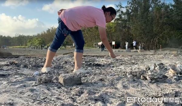 ▲四聯境普濟殿「王巡醮」，10日在漁光島月牙灣舉行送王儀式燒王船，王船在陣頭、神轎、信眾護持下前往科儀地點。（圖／記者林東良翻攝，下同）