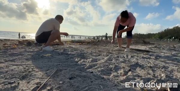 ▲四聯境普濟殿「王巡醮」，10日在漁光島月牙灣舉行送王儀式燒王船，王船在陣頭、神轎、信眾護持下前往科儀地點。（圖／記者林東良翻攝，下同）