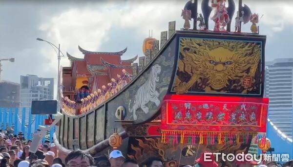 ▲四聯境普濟殿「王巡醮」，10日在漁光島月牙灣舉行送王儀式燒王船，王船在陣頭、神轎、信眾護持下前往科儀地點。（圖／記者林東良翻攝，下同）