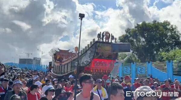 ▲四聯境普濟殿「王巡醮」，10日在漁光島月牙灣舉行送王儀式燒王船，王船在陣頭、神轎、信眾護持下前往科儀地點。（圖／記者林東良翻攝，下同）