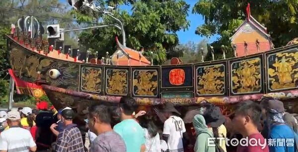 ▲四聯境普濟殿「王巡醮」，10日在漁光島月牙灣舉行送王儀式燒王船，王船在陣頭、神轎、信眾護持下前往科儀地點。（圖／記者林東良翻攝，下同）